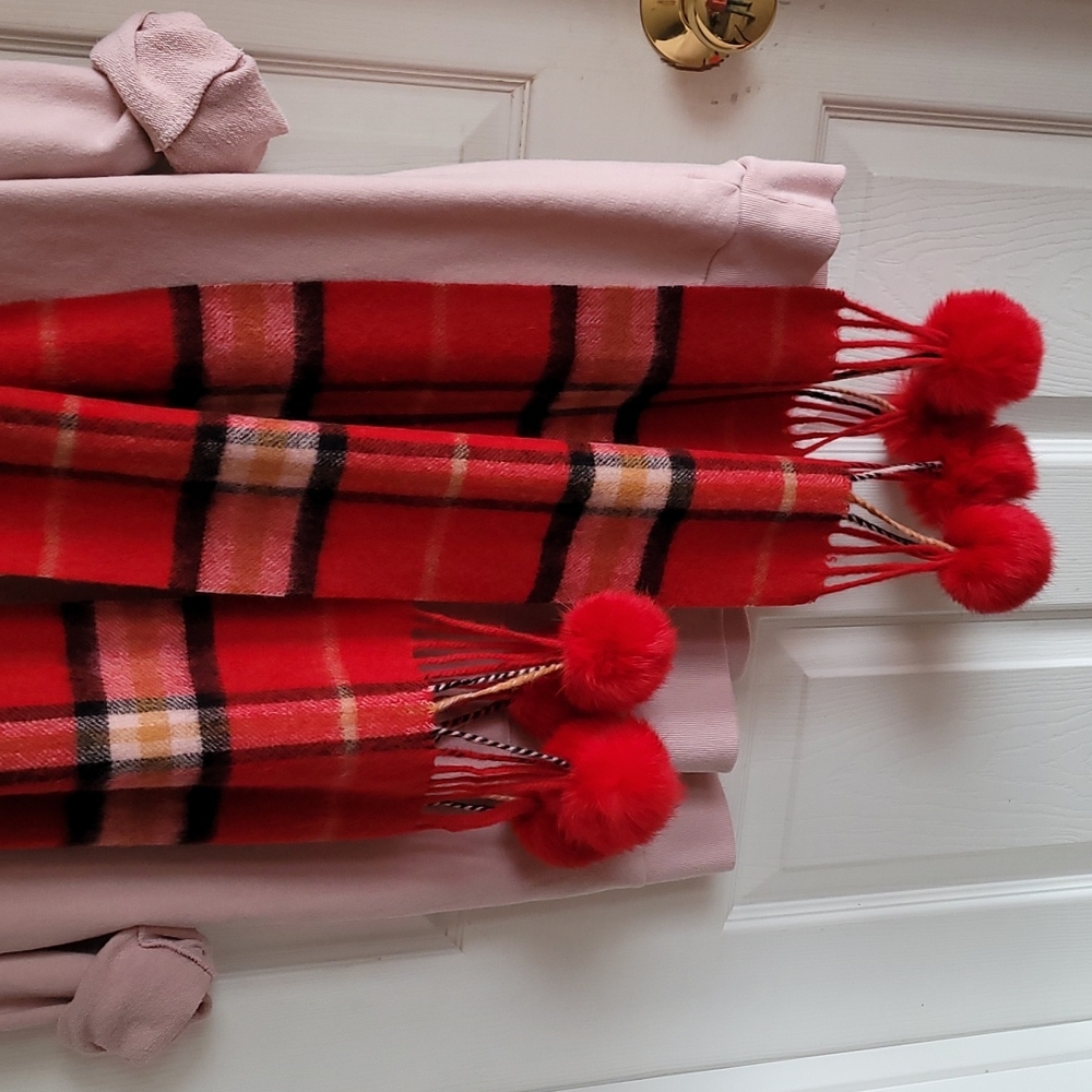 NWOT Macy's Plaid Pompom Scarf - Picture 7 of 10